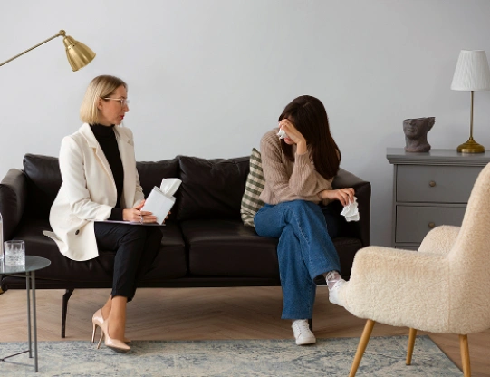 нарколог на дому проводит психотерапевтическую консультацию